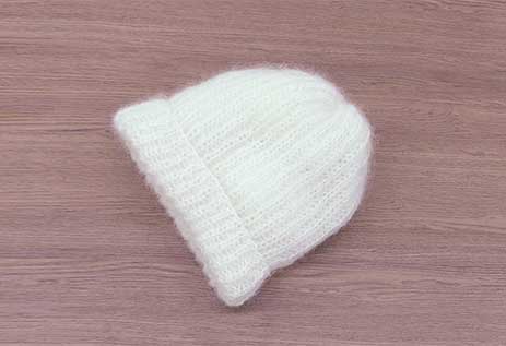 モヘアハンドレッドで編むイギリスゴム編みの帽子