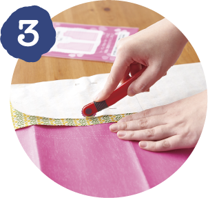 しるしを付けて丁寧に縫う