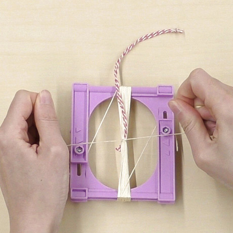 クロバーレッスン動画「タッセルメーカーで作る　刺しゅう糸のタッセルチャーム」
