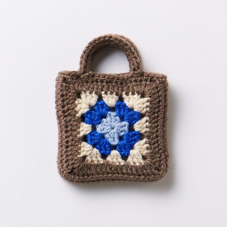 はじめてのニット＜かぎ針編み(クロッシェ)＞　グラニースクエア2枚のミニバッグチャーム