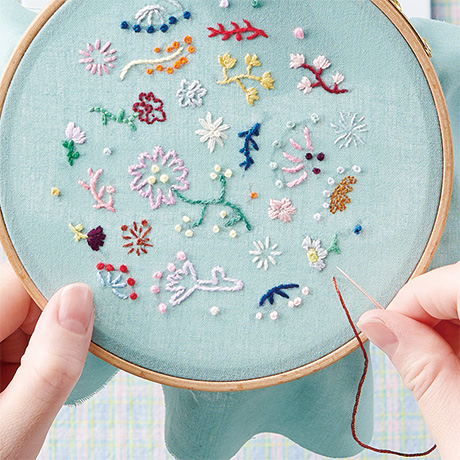 ハンドメイドレシピまとめ「初心者さん向け刺繍ガイド：必要な道具と簡単なやり方」をアップしました。刺しゅう針や糸、枠、はさみ、布があればどこででもはじめられます。