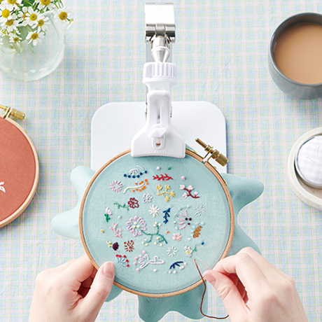 ハンドメイドレシピまとめ「初心者さん向け刺繍ガイド：必要な道具と簡単なやり方」をアップしました。刺しゅう針や糸、枠、はさみ、布があればどこででもはじめられます。